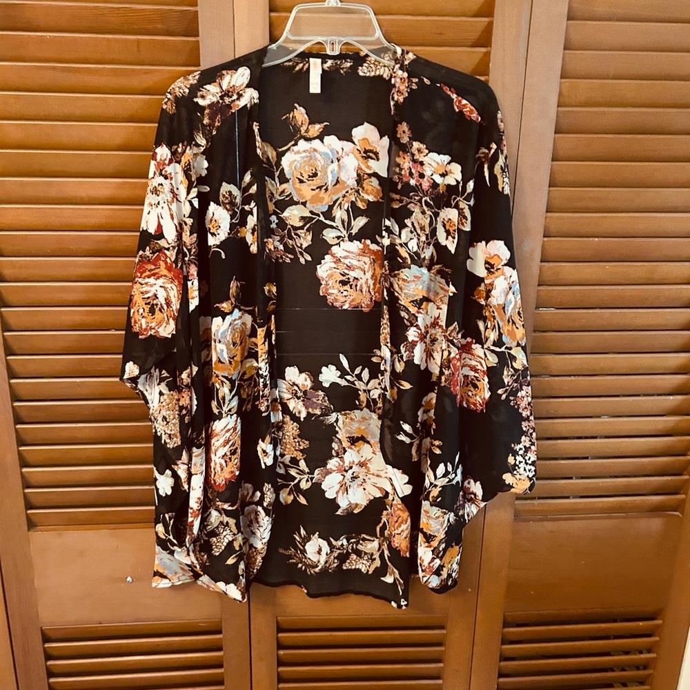 | NEW Floral Black Kimono Blouse - XL/XXL